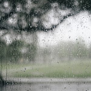 Βροχές και καταιγίδες που θα συνοδεύονται από μεγάλη συχνότητα κεραυνών και πιθανώς χαλαζοπτώσεις θα επηρεάσουν την ανατολική χώρα