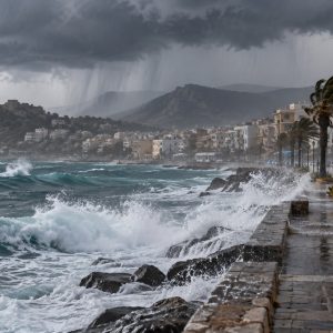 Απότομη ανατροπή του καιρού: Η Κρήτη στο «κόκκινο», θυελλώδεις άνεμοι στην Αττική – Οι κρίσιμες ώρες της κακοκαιρίας  Από τις ήπιες συνθήκες σε βροχές, καταιγίδες και ανέμους έως 9 μποφόρ